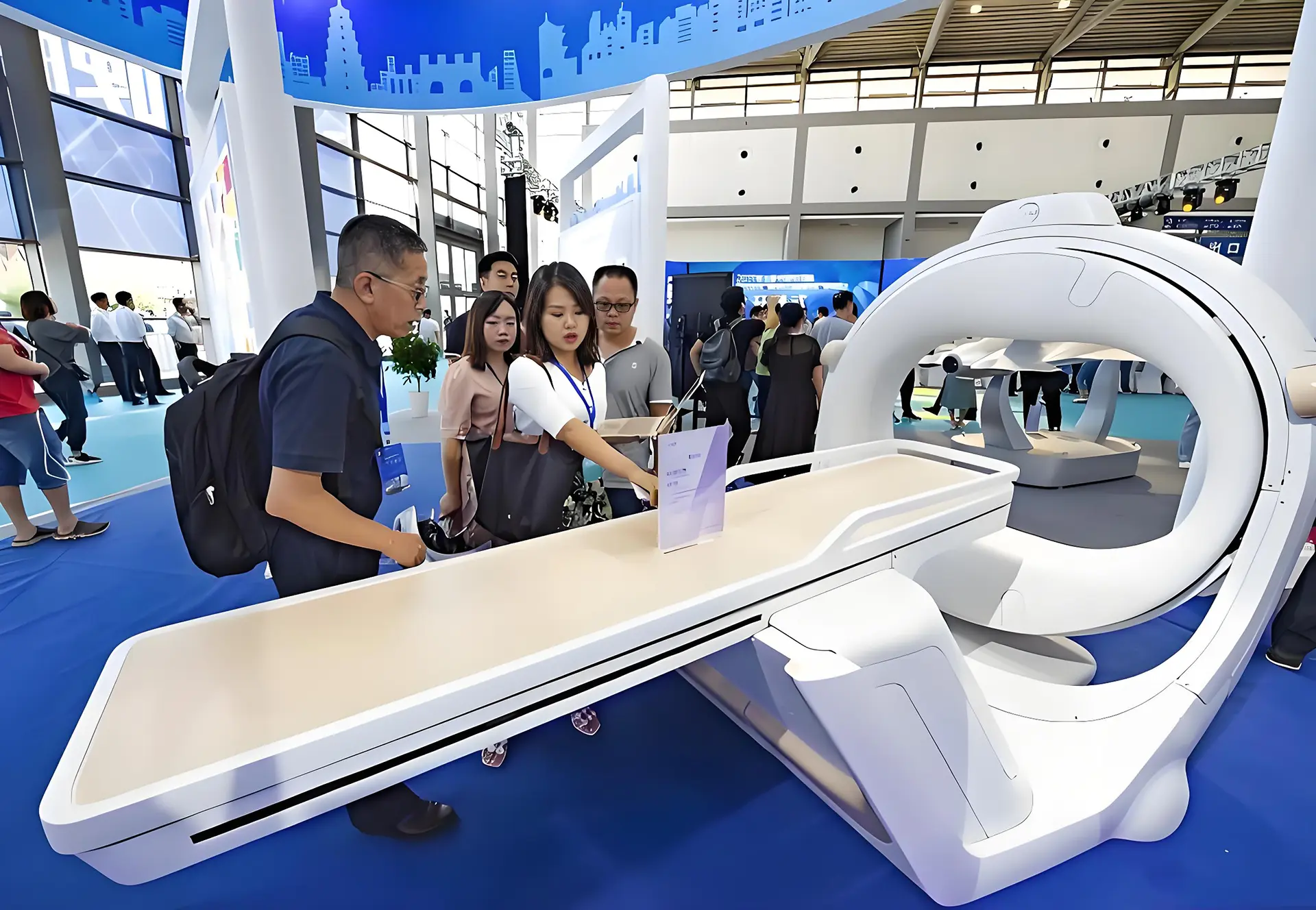 探秘全球TOP10医疗设备商设计密码：材料创新如何撬动临床采购决策链？